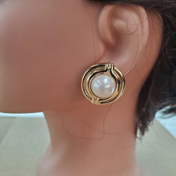 Signed Vintage Vendome Faux Pearl Gold Tone Button Clip On Earrings - Picture 4 of 10